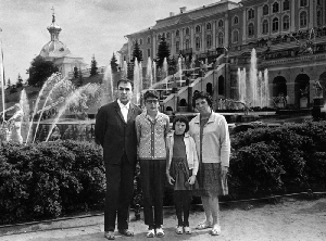 Петр Шелохонов с семьей в Петергофе, 1968 г.