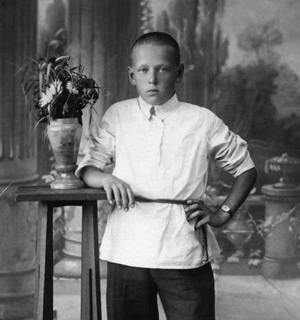 Петр Шелохонов в возрасте 10 лет, Минск, 1939 г.