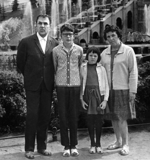 Петр Шелохонов с семьей в Петергофе, 1968 г.